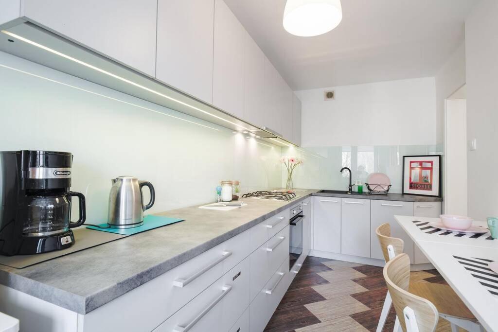 White Beds - For 6 People In The Center Apartment *