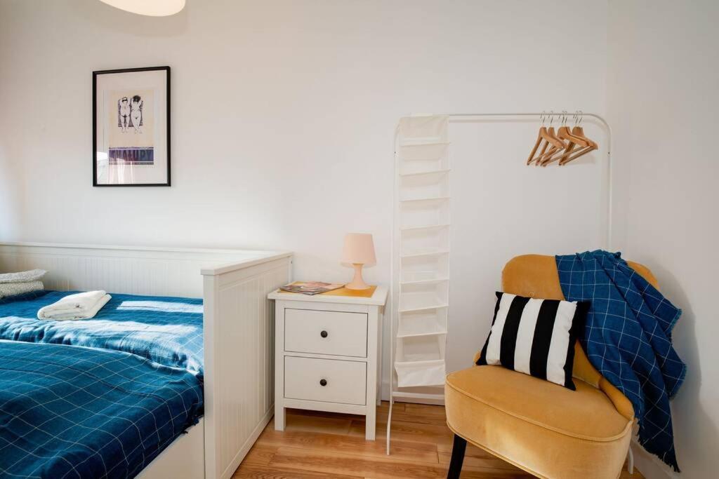 Apartment White Beds - For 6 People In The Center *