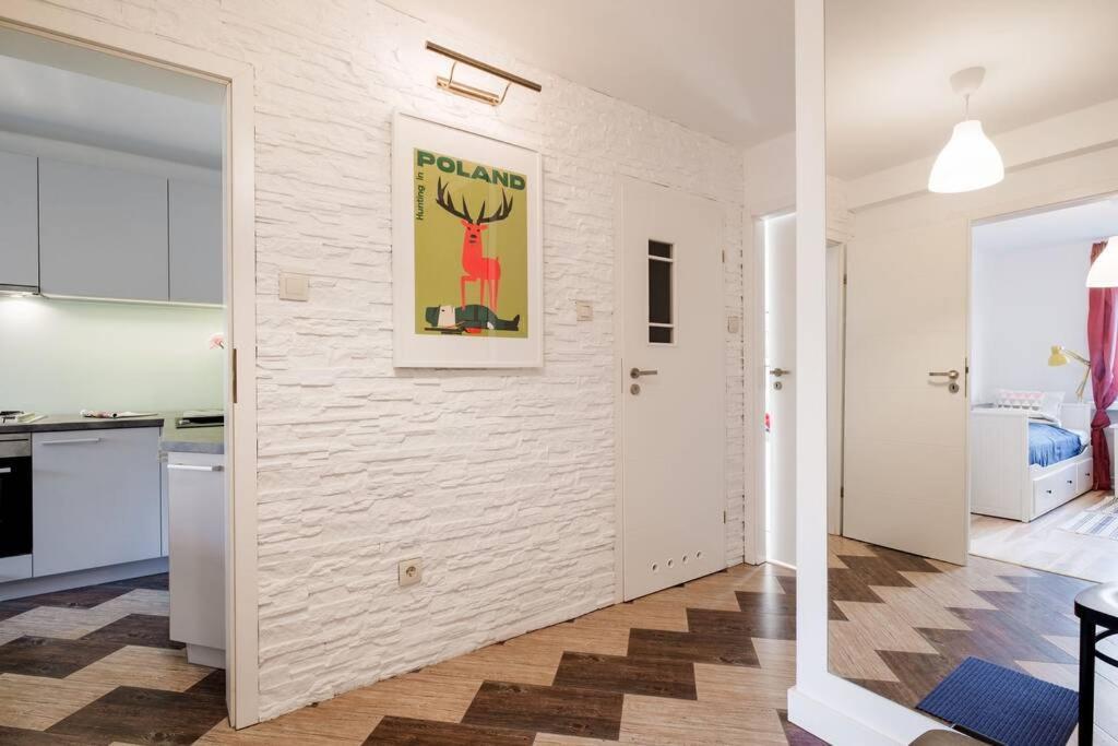 White Beds - For 6 People In The Center Apartment