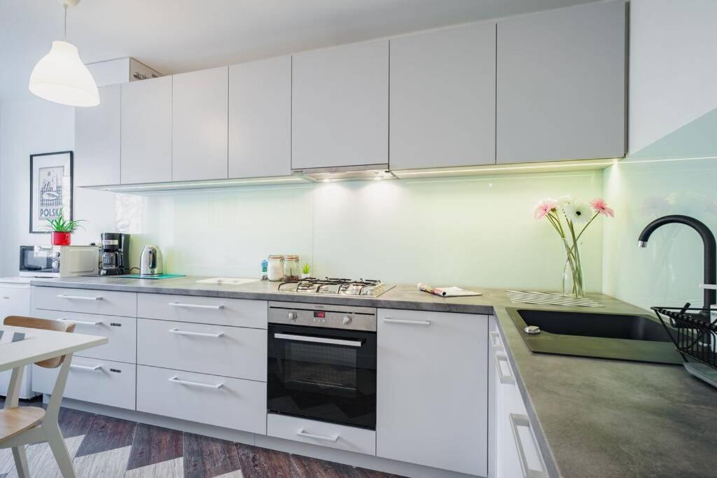 Apartment White Beds - For 6 People In The Center