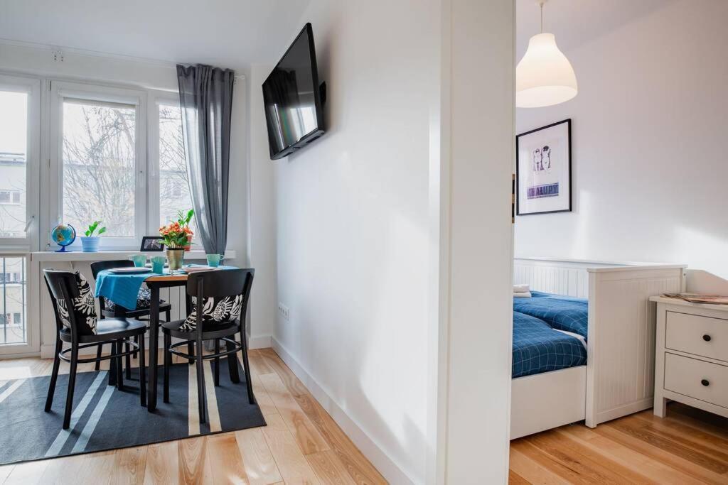 Apartment White Beds - For 6 People In The Center